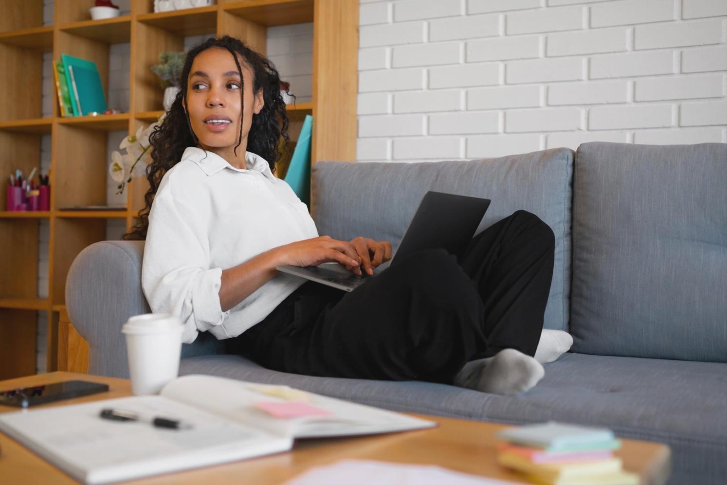 Équipe d'analystes financiers travaillant sur des projets clients